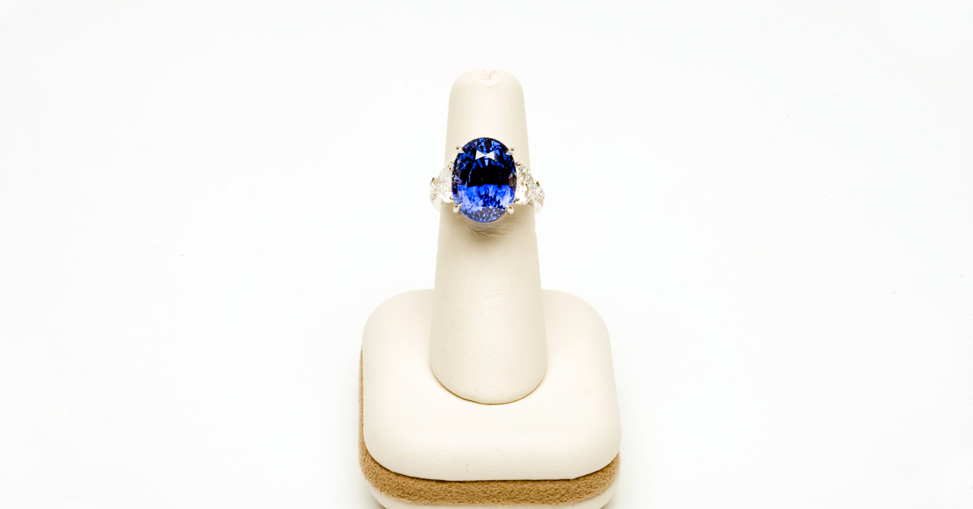 How Many Carats Should an Engagement Ring Be?