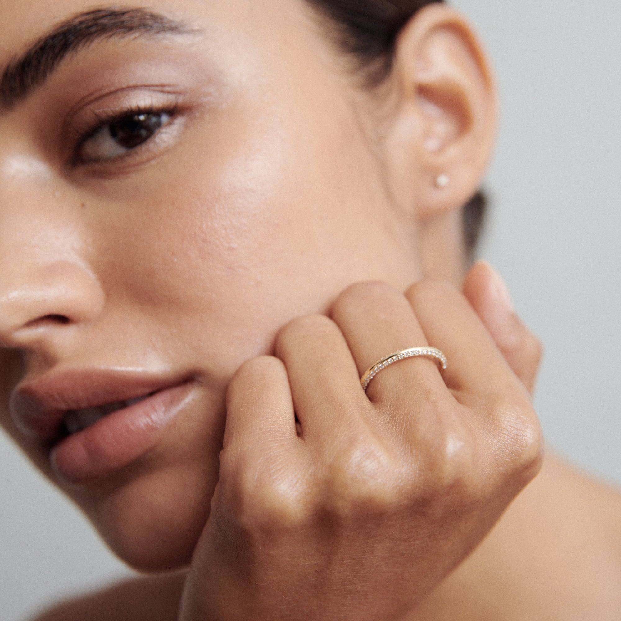 Knife Edge Wedding Band Featuring 0.1 TCW Round Moissanite 3