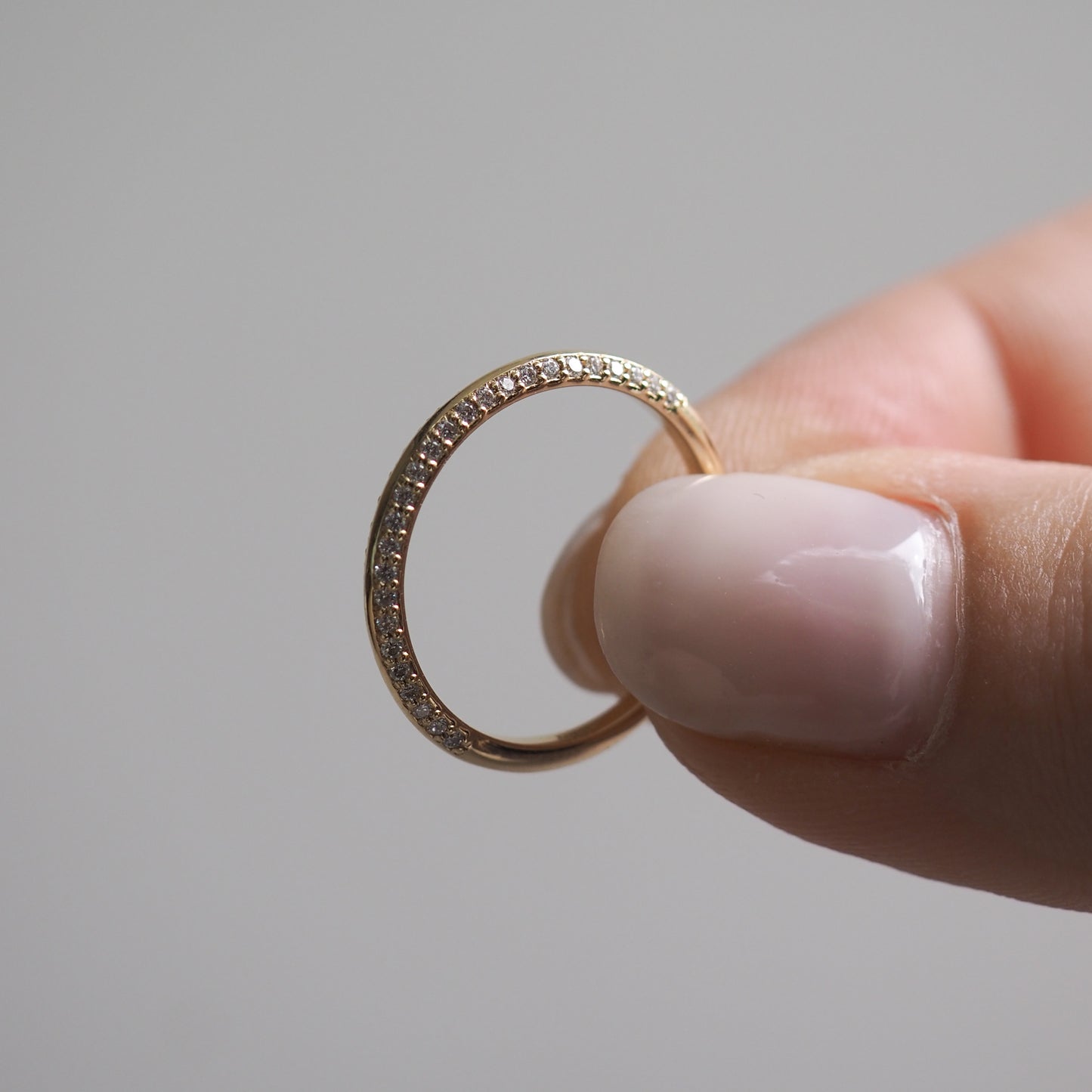 Knife Edge Wedding Band Featuring 0.1 TCW Round Moissanite 1