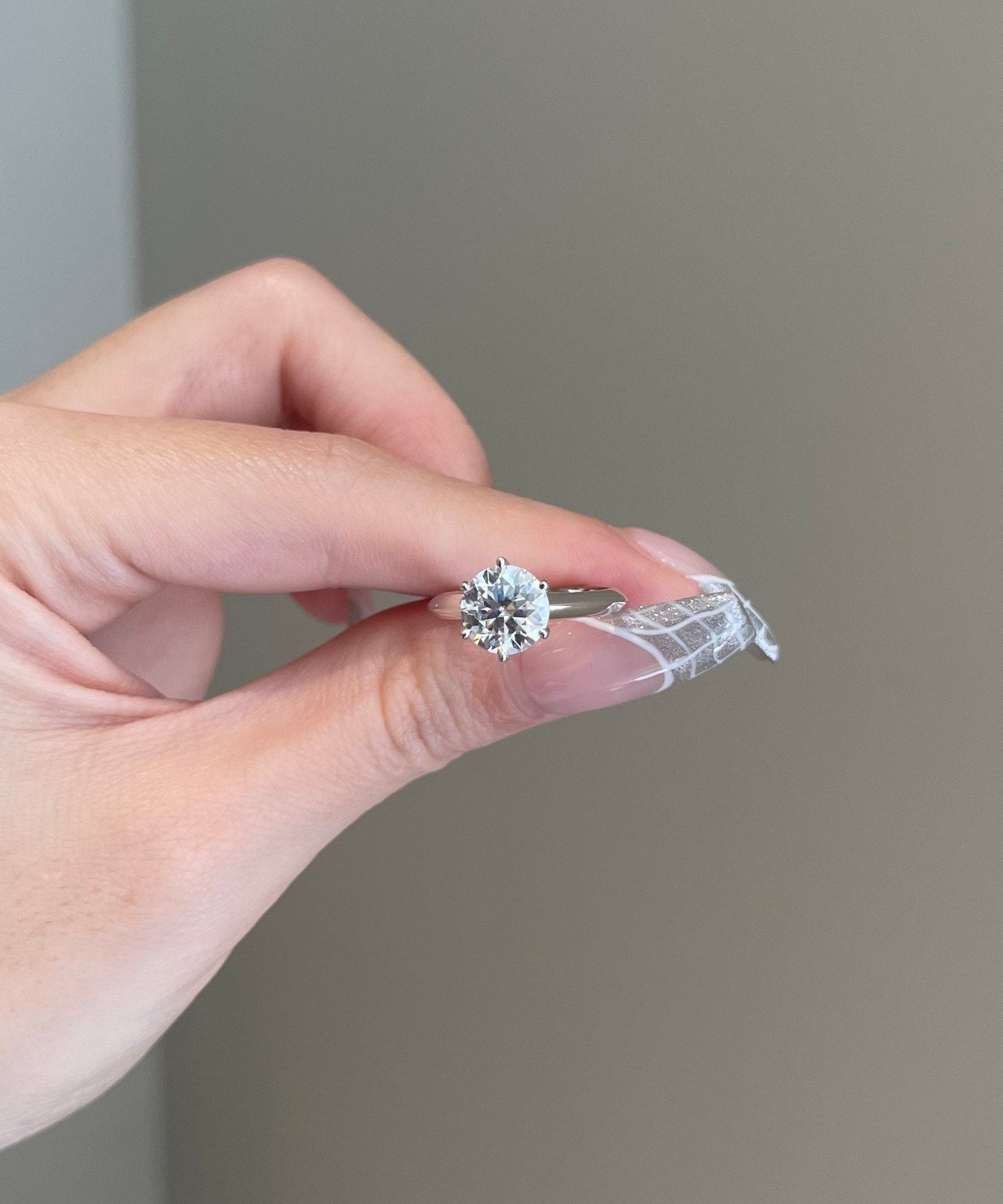 2.0 CT Round Shaped Moissanite Solitaire Engagement Ring 1